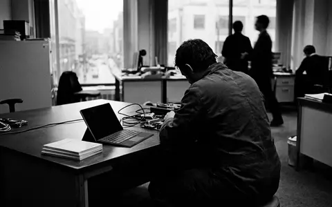 Schwarzweiss-Reportage mit Tablet zum Thema Microsoft Surface Pro 11, hoher Kontrast, sachlich dargestellt - Foto: THN