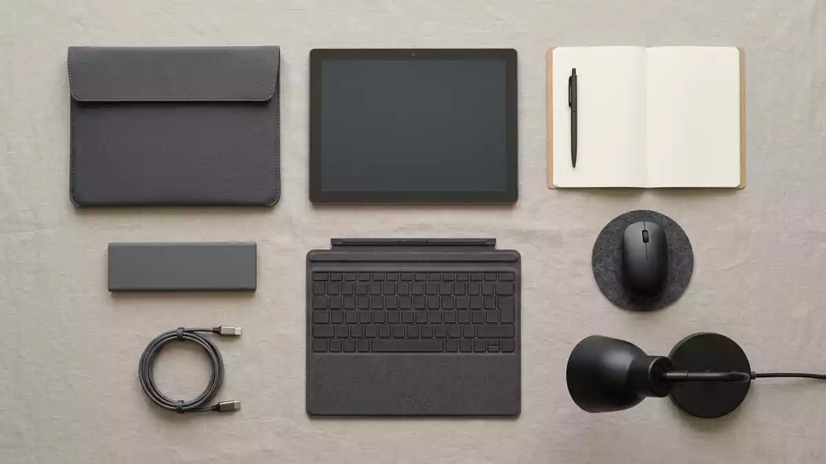 Flatlay-Arrangement rund um Tablet mit passenden Requisiten von oben, neutral