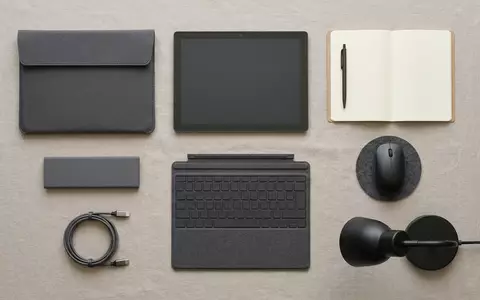 Flatlay-Arrangement rund um Tablet zum Thema Microsoft Surface Pro 11, weiches Oberlicht - Foto: THN