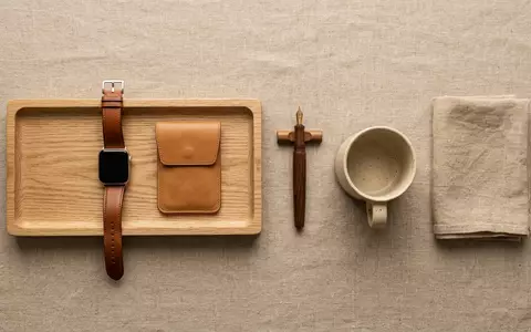 Flatlay-Arrangement rund um Smartwatch zum Thema Apple Watch Hermès Series, weiches Oberlicht - Foto: THN