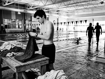 Schwarzweiss-Reportage mit Badehose zum Thema Hugo Boss Herren Badehose, hoher Kontrast, sachlich dargestellt - Foto: THN