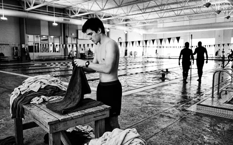 Schwarzweiss-Reportage mit Badehose zum Thema Hugo Boss Herren Badehose, hoher Kontrast, sachlich dargestellt - Foto: THN
