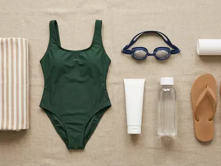 Flatlay-Arrangement rund um Badeanzug zum Thema Hunkemöller Damen Badeanzug Rio, weiches Oberlicht - Foto: THN