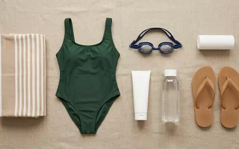 Flatlay-Arrangement rund um Badeanzug zum Thema Hunkemöller Damen Badeanzug Rio, weiches Oberlicht - Foto: THN