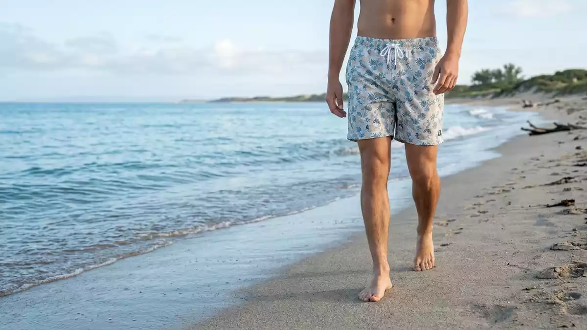 Fotorealistische Ansicht von Badeshorts am Strand in realer Umgebung, neutral
