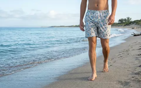 Fotorealistische Aufnahme von Badeshorts am Strand zum Thema Hugo Boss Herren Badeshorts, natuerliches Licht - Foto: THN