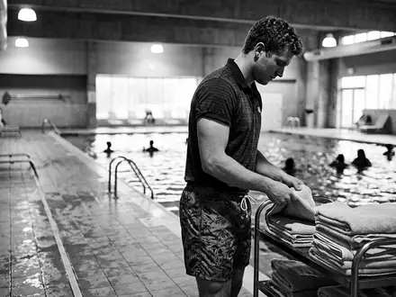 Schwarzweiss-Reportage mit Badeshorts zum Thema Hugo Boss Herren Badeshorts, hoher Kontrast, sachlich dargestellt - Foto: THN