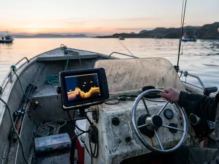 Fotorealistische Aufnahme von Echolot im Angelboot zum Thema Humminbird HELIX 5 CHIRP, natuerliches Licht - Foto: THN