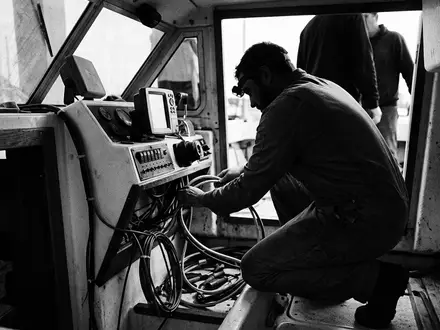 Schwarzweiss-Reportage mit Echolot zum Thema Humminbird HELIX 5 CHIRP, hoher Kontrast, sachlich dargestellt - Foto: THN