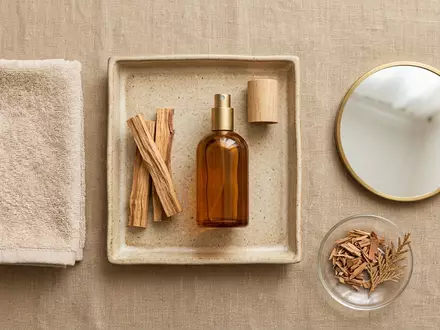 Flatlay-Arrangement rund um Eau de Toilette zum Thema Baldessarini Ultimate EdT, weiches Oberlicht - Foto: THN