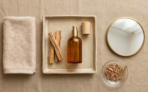 Flatlay-Arrangement rund um Eau de Toilette zum Thema Baldessarini Ultimate EdT, weiches Oberlicht - Foto: THN