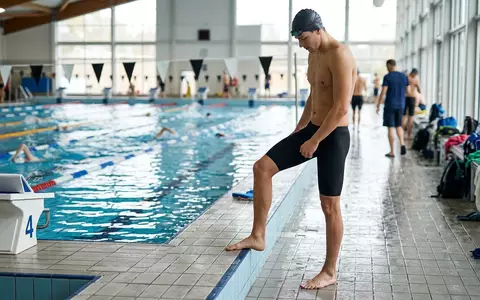 Fotorealistische Aufnahme von Schwimmhose im Hallenbad zum Thema MP Michael Phelps Xpresso, natuerliches Licht - Foto: THN