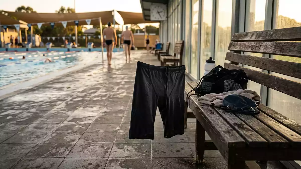 Fotorealistische Ansicht von Schwimmhose nach dem Training in warmem Abendlicht