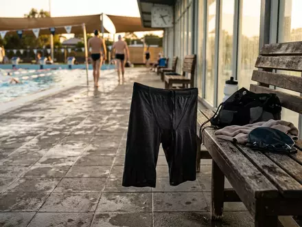 Fotorealistische Aufnahme von Schwimmhose nach dem Training zum Thema MP Michael Phelps Xpresso, warmes Abendlicht - Foto: THN