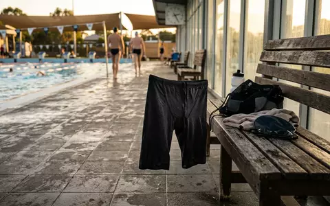 Fotorealistische Aufnahme von Schwimmhose nach dem Training zum Thema MP Michael Phelps Xpresso, warmes Abendlicht - Foto: THN