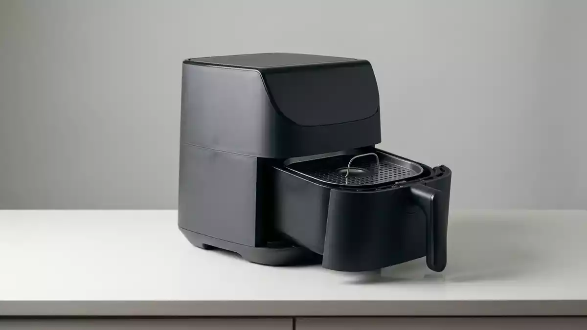 Fotorealistische Studioansicht von Heissluftfritteuse in neutraler Produktdarstellung