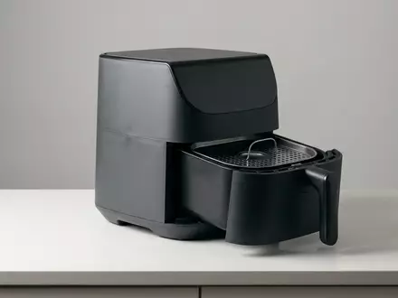Fotorealistische Studioaufnahme von Heissluftfritteuse zum Thema Philips Airfryer XXL HD9650, klare Lichtfuehrung - Foto: THN