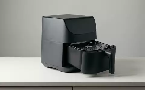 Fotorealistische Studioaufnahme von Heissluftfritteuse zum Thema Philips Airfryer XXL HD9650, klare Lichtfuehrung - Foto: THN