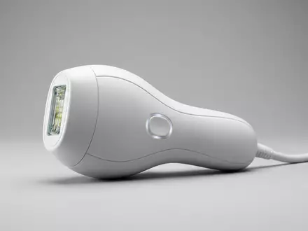 Fotorealistische Studioaufnahme von Haarentferner zum Thema Philips Lumea 9900 IPL, klare Lichtfuehrung - Foto: THN