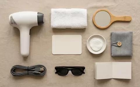 Flatlay-Arrangement rund um Haarentferner zum Thema Philips Lumea 9900 IPL, weiches Oberlicht - Foto: THN