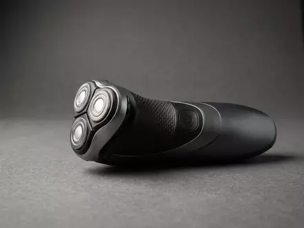 Fotorealistische Studioaufnahme von Elektrorasierer zum Thema Philips Series 5000 Sensotouch, klare Lichtfuehrung - Foto: THN