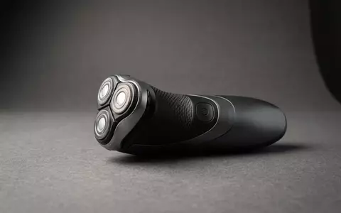 Fotorealistische Studioaufnahme von Elektrorasierer zum Thema Philips Series 5000 Sensotouch, klare Lichtfuehrung - Foto: THN