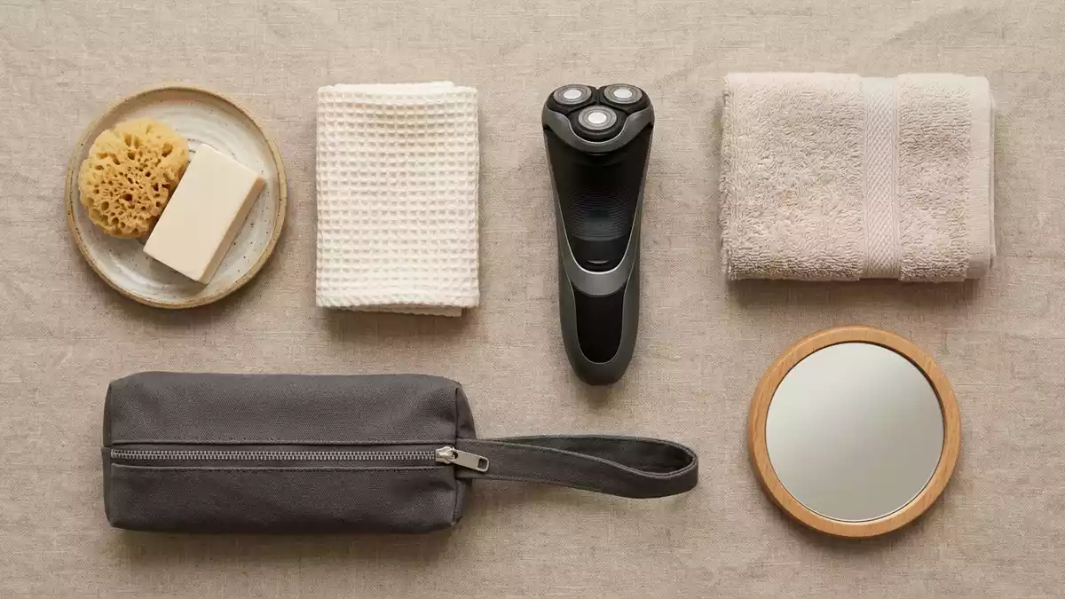 Flatlay-Arrangement rund um Elektrorasierer mit passenden Requisiten von oben, neutral