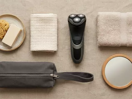 Flatlay-Arrangement rund um Elektrorasierer zum Thema Philips Series 5000 Sensotouch, weiches Oberlicht - Foto: THN