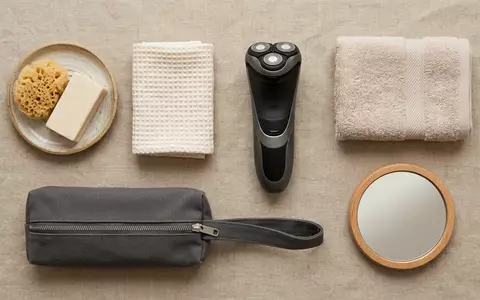 Flatlay-Arrangement rund um Elektrorasierer zum Thema Philips Series 5000 Sensotouch, weiches Oberlicht - Foto: THN