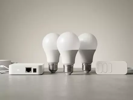 Fotorealistische Studioaufnahme von LED Starterset zum Thema Philips Hue White E27, klare Lichtfuehrung - Foto: THN