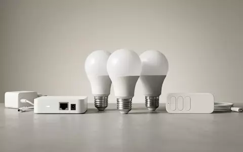 Fotorealistische Studioaufnahme von LED Starterset zum Thema Philips Hue White E27, klare Lichtfuehrung - Foto: THN