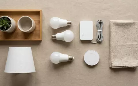 Flatlay-Arrangement rund um LED Starterset zum Thema Philips Hue White E27, weiches Oberlicht - Foto: THN