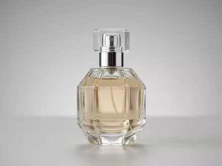 Fotorealistische Studioaufnahme von Parfuem zum Thema Bulgari Man in Black, klare Lichtfuehrung - Foto: THN