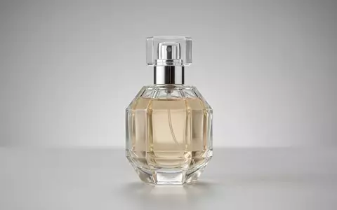 Fotorealistische Studioaufnahme von Parfuem zum Thema Bulgari Man in Black, klare Lichtfuehrung - Foto: THN