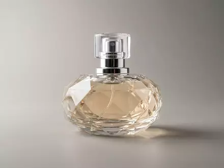 Fotorealistische Studioaufnahme von Parfuem zum Thema Kenzo L'Eau par Kenzo, klare Lichtfuehrung - Foto: THN