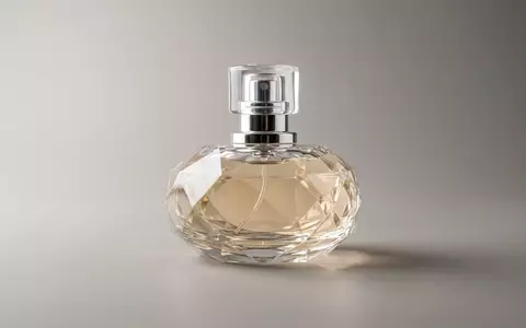 Fotorealistische Studioaufnahme von Parfuem zum Thema Kenzo L'Eau par Kenzo, klare Lichtfuehrung - Foto: THN