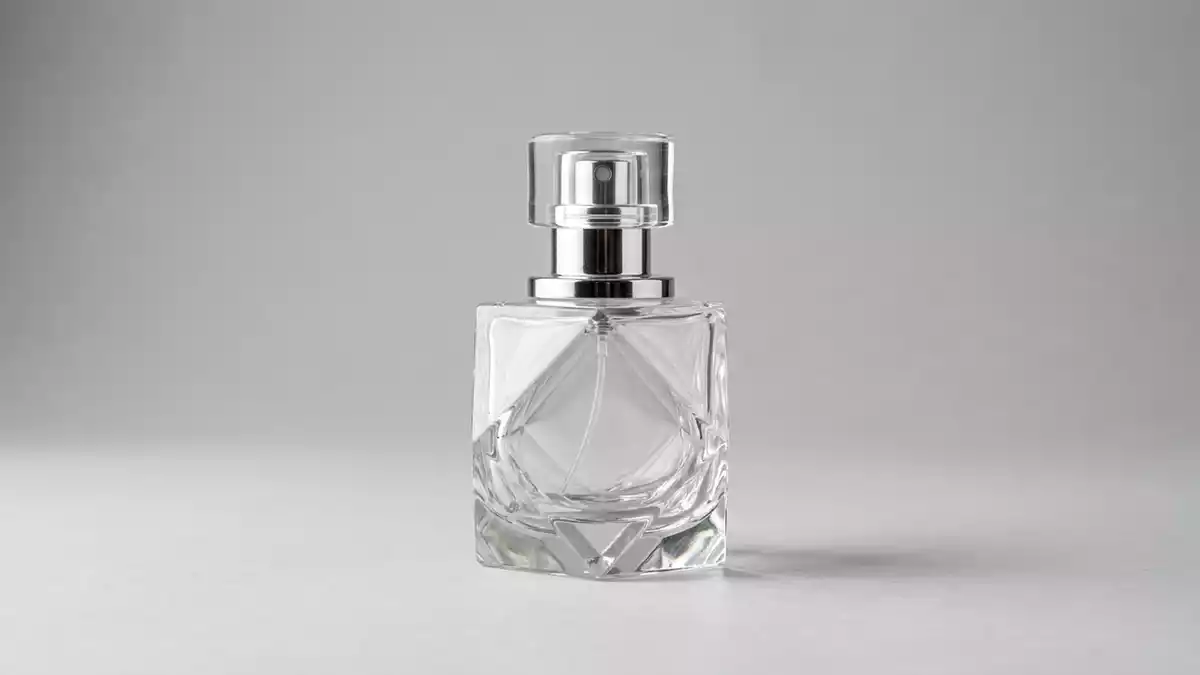 Fotorealistische Studioansicht von Parfuem in neutraler Produktdarstellung, neutral