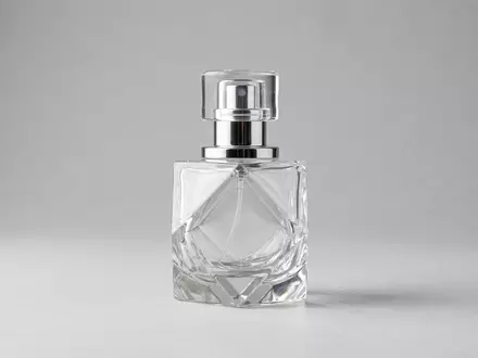 Fotorealistische Studioaufnahme von Parfuem zum Thema Bulgari Omnia Crystalline EdT, klare Lichtfuehrung - Foto: THN
