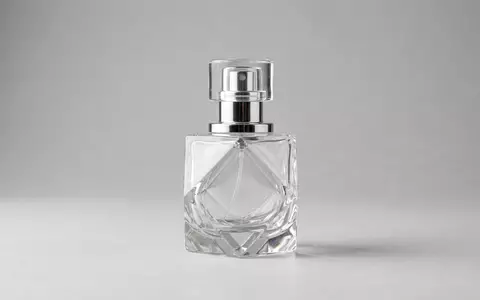 Fotorealistische Studioaufnahme von Parfuem zum Thema Bulgari Omnia Crystalline EdT, klare Lichtfuehrung - Foto: THN