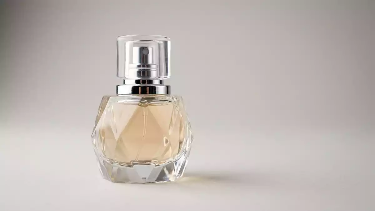 Fotorealistische Studioansicht von Parfuem in neutraler Produktdarstellung, neutral