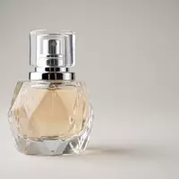 Fotorealistische Studioaufnahme von Parfuem zum Thema Bulgari AQVA Amara EdT, klare Lichtfuehrung - Foto: THN