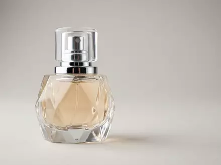 Fotorealistische Studioaufnahme von Parfuem zum Thema Bulgari AQVA Amara EdT, klare Lichtfuehrung - Foto: THN