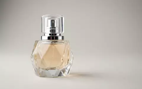 Fotorealistische Studioaufnahme von Parfuem zum Thema Bulgari AQVA Amara EdT, klare Lichtfuehrung - Foto: THN