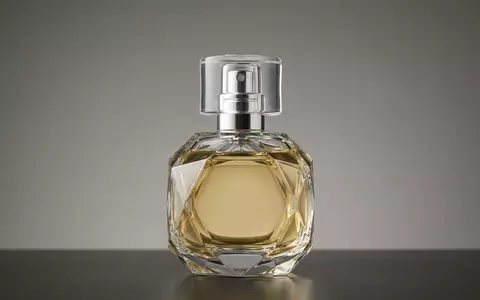 Fotorealistische Studioaufnahme von Parfuem zum Thema Kenzo Flower by Kenzo, klare Lichtfuehrung - Foto: THN
