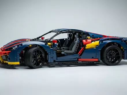 Fotorealistische Studioaufnahme von Fahrzeugbausatz zum Thema LEGO Technic Bugatti Chiron, klare Lichtfuehrung - Foto: THN