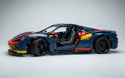 Fotorealistische Studioaufnahme von Fahrzeugbausatz zum Thema LEGO Technic Bugatti Chiron, klare Lichtfuehrung - Foto: THN