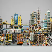 Fotorealistische Studioaufnahme von Gebaeudebausatz zum Thema LEGO City Polizeistation Bausatz, klare Lichtfuehrung - Foto: THN
