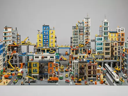 Fotorealistische Studioaufnahme von Gebaeudebausatz zum Thema LEGO City Polizeistation Bausatz, klare Lichtfuehrung - Foto: THN
