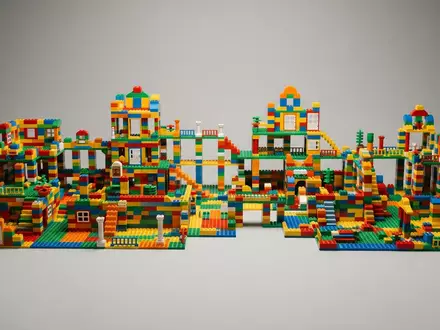 Fotorealistische Studioaufnahme von Gebaeudebausatz zum Thema LEGO Friends Heartlake City, klare Lichtfuehrung - Foto: THN