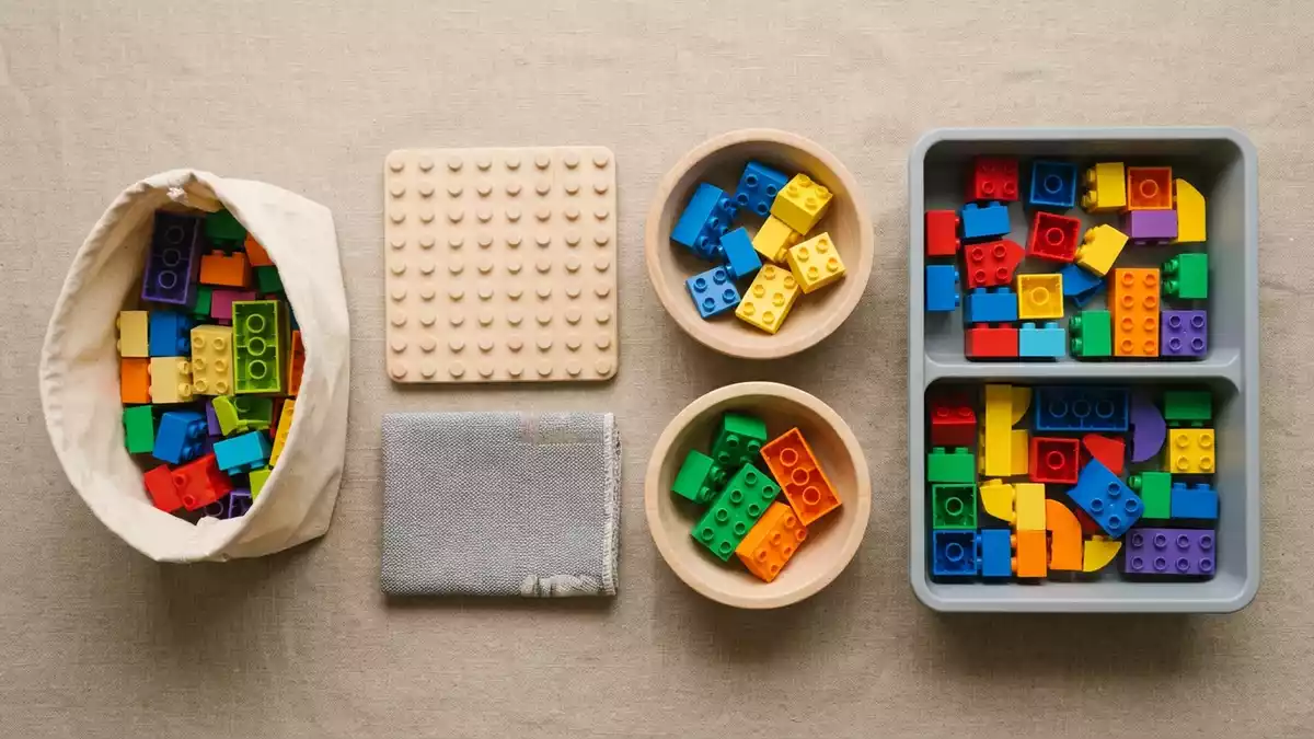 Flatlay-Arrangement rund um Gebaeudebausatz mit passenden Requisiten von oben, neutral